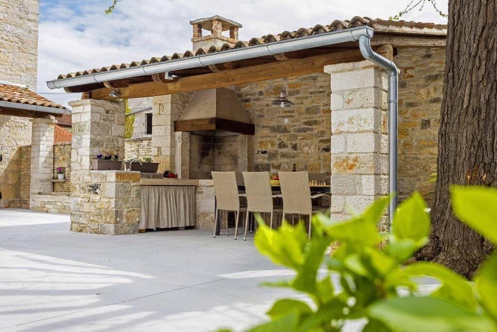 House Kristina **** Burići Exterior foto